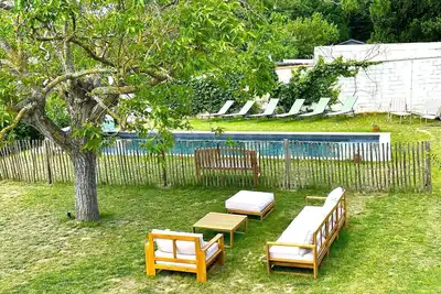 Image de Maison familiale au coeur du village avec piscine chauffée! 13 personnes