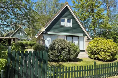 Image de Detached vacation home in characteristic North Holland style, surrounded by a generous and green garden.