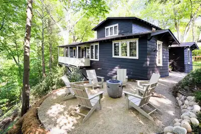 Image de Renovated Historic Lake Michigan Cottage w/ Private Beach Access | Sleeps 10