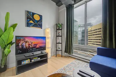 Image de Cam - Downtown Loft | Skyline Views near Rogers