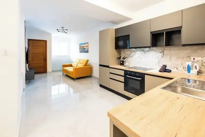 Image de Enjoy a stylish 3-bedroom, 3-bathroom maisonette in St Paul’s Bay, located in Triq Il-Parroċċa. With a modern kitchen, bright dining area, air conditioning, and a private backyard, it is ideal for families, couples, and group stays.