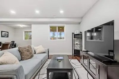 Image de Bright & Cozy 2bd close to Hwy