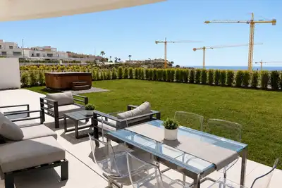 Image de Oasis de luxe | Jardin privé, Jacuzzi & vue panoramique sur la mer