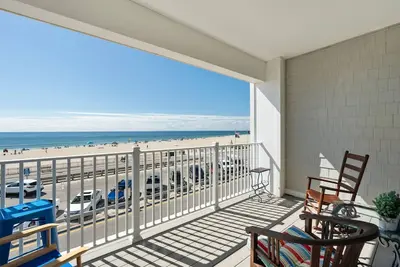 Image de Oceanfront Sunrise Retreat - A Two-Bedroom Beach Condo at Hampton Beach