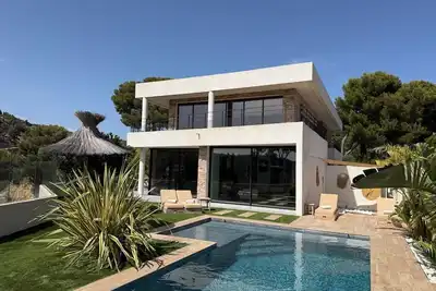 Image de Villa d’Exception sur la Presqu’île de Cassis · Piscine chauffée & vue calanques
