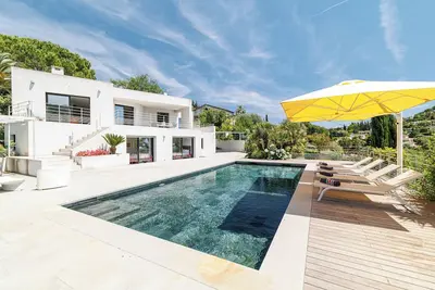 Image de Luxurious Villa, Fully Renovated, Artsy, Private Pool, Ac & Stunning Views!