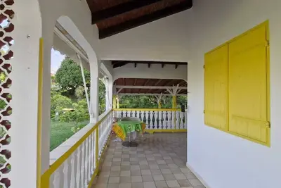 Image de Haut de villa rénové avec jardin créole privatif à 10 min de Deshaies