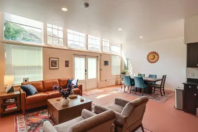 Image de Adorable Modern Cottage on Quiet Part of Main Street in Downtown Bisbee, Az!