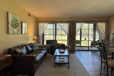 Image de 2Bed2Bath Condo w/ Fairway Views on No. 5: Walk to Club, Cradle & Harness Track