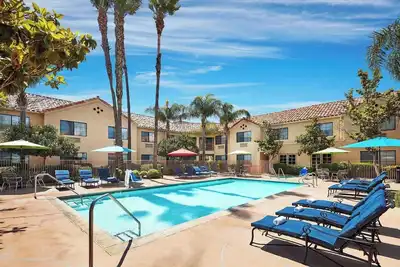 Image de 2 Units | Dual Queen Beds | 0. 1 Miles to Six Flags Magic Mountain Theme Park