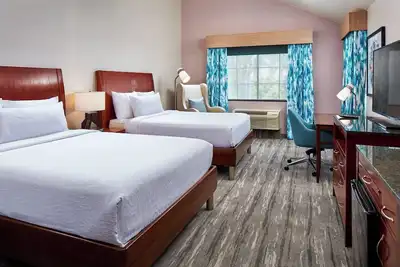 Image de Deluxe Oversized 2-Queen Corner Room | 0. 1 Miles to Six Flags Magic Mountain