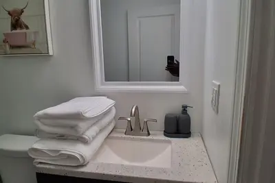 Image de 2-bedroom house in peaceful Attleboro with air conditioning. World cup essential
