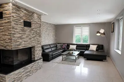 Image de Villa moderne avec cheminée, jardin privé et jacuzzi en option