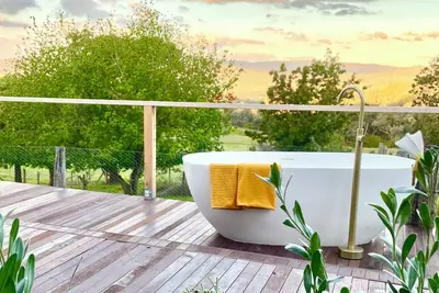 Image de Farm Stay Cottage| Outdoor Bath Highland Cattle and Peacocks