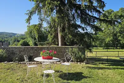 Image de Maison de charme nichée au cœur d'un environnement paisible et authentique.