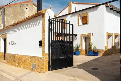Image de Charming cottage ideal for families and friends! Large patio and barbecue