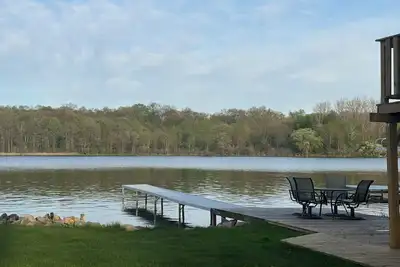 Image de Charming 2-bedroom lake cottage on all sports Long Lake lake in Union Mi