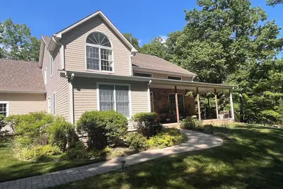 Image de Spacious 4-bedroom house with decks in Blacksburg, 7 minutes from Vt campus.