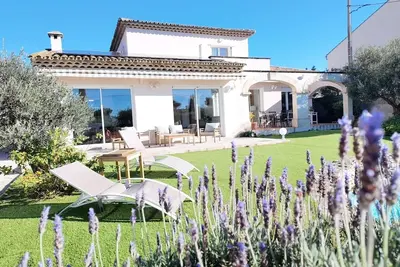 Image de Maison provençale avec piscine  à proximité immédiate de la plage
