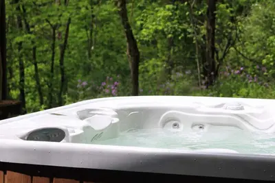 Image de Authentic Cabin with modern details and Hot Tub.