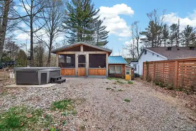 Image de 2 Cottages Side by Side on Prestigious Lac St. Pierre