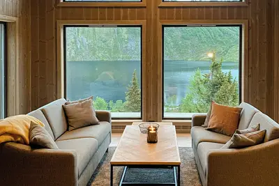 Image de Cabane moderne avec vue sur le lac Eidsvatnet
