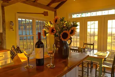 Image de Historic Hilltop Family Farmhouse, Pool, Hot Tub & the Best Sunset Views