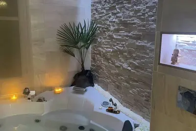 Image de Jacuzzi and cathedral