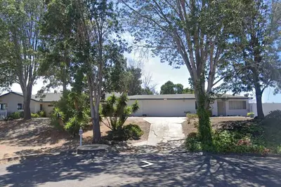 Image de 3-bedroom house in soothing Oceanside with fitness room, pool access.