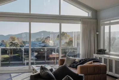 Image de Gorgeous new bach with lake views, 4 Bedroom - 2 ensuite, 3. 5 bath, pet friendly