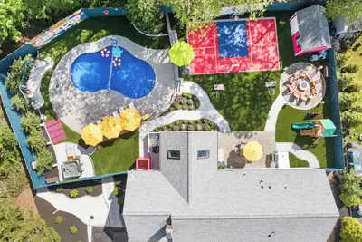 Image de Resort Home Pool, Hot Tub, Basketball Court, Pickleball, Movie Room, Pets