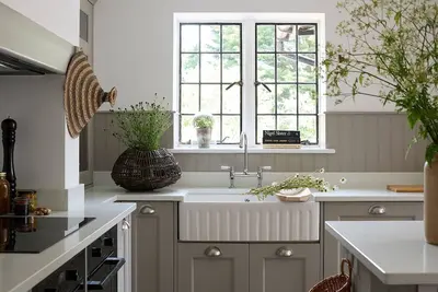 Image de Thoughtfully renovated group house on the Isle of Wight's eastern coast. Five bedrooms, five bathroo