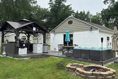 Image de Beautiful 2-bedroom cottage with outdoor kitchen, a boat slip &  Gun lake