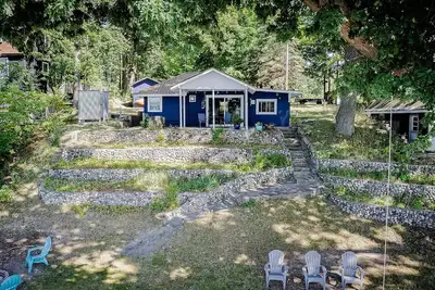 Image de Cozy Retro Lakefront Cottage near Lake Michigan
