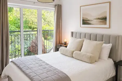 Image de Stylish 2-Bed 2-Bath Apartment with Parking, Lift & Balcony - London & Airports