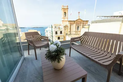 Image de Enjoy a bright 3-bedroom, 2-bathroom apartment on the 4th floor with lift access in St Paul’s Bay. Featuring a spacious living area, modern kitchen, balcony/terrace, sea views, and air conditioning, it is ideal for families and groups.