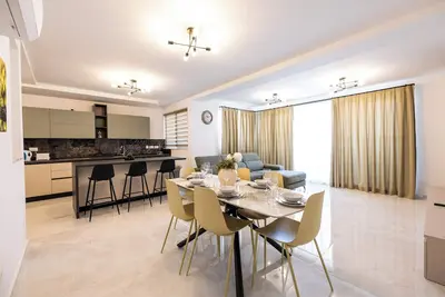 Image de Enjoy a stylish 2-bedroom apartment on the 5th floor in St Paul’s Bay, featuring 131 sqm of space, a private terrace with jacuzzi, sea views, a modern kitchen, air conditioning, and a bright living area. Ideal for couples, families, and relaxing stay
