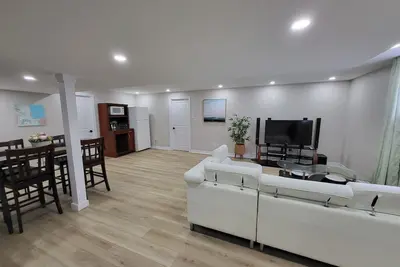 Image de Cozy 2-bedroom Basement Unit Near Calypso Water Park Embrun