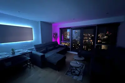 Image de High-Rise 2br | Balcony & City Views | Sleeps 8