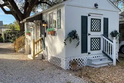 Image de Comfy quaint 1-bedroom cottage with serene pond area in charming Abbeville