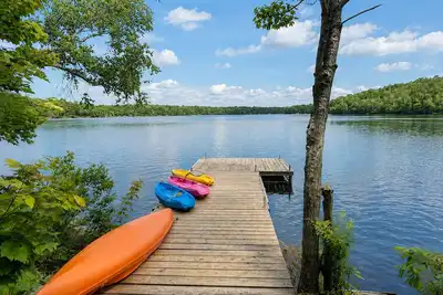 Image de Muskoka Lakefront Cottage with Sandy Shore, Dock & Kayaks