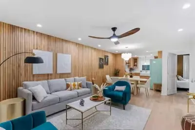 Image de New Renovation - 5 Beds/5 Baths - 1 Block to King St!