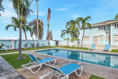 Image de Spacious 2br Condo Steps from Beach -  Near Bahamar