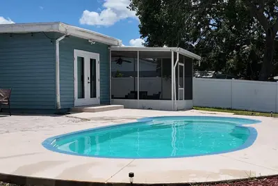 Image de House in Seminole with Ac, close to beach, private pool, fenced yard for privacy