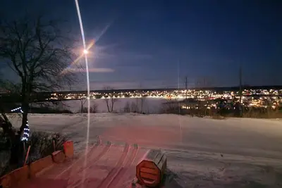 Image de Beautiful view over the lake from a deck with picnic table and Bbq! Pet friendly!