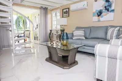Image de Luxe Penthouse Condo in Ocho Rios! 5 Stars! Wifi! 3 Bedroom+Jacuzzi! 24/7 security