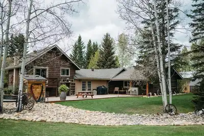 Image de Trapper`s Lodge | Sleeps 6 | Huge Back Yard