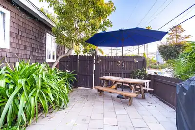 Image de New Vintage Coastal Cottage Suite w/ Private Patio