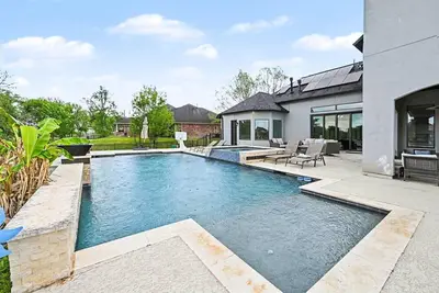 Image de Spacious 5-bedroom house in wonderful Richmond with Ac, Heated Pool and Jacuzzi