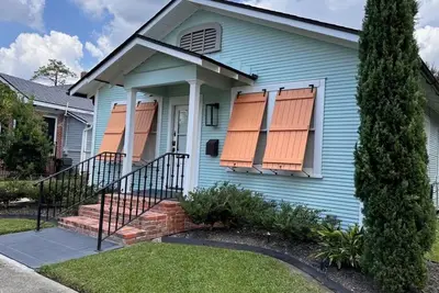 Image de Historical Ford Cottage near lake and downtown!